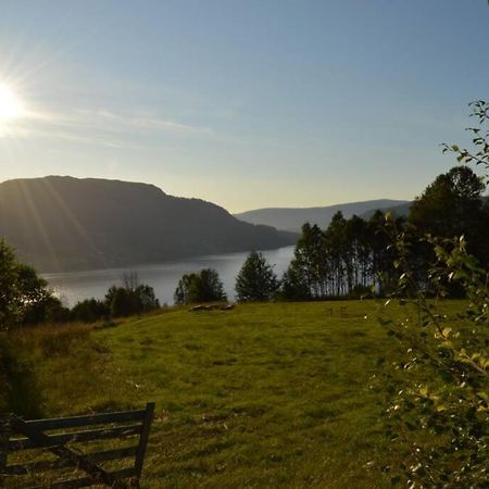 Stille Og Fredelig Ved Fjord Og Fjell Valsøybotn Exterior foto