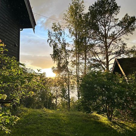 Stille Og Fredelig Ved Fjord Og Fjell Valsøybotn Exterior foto