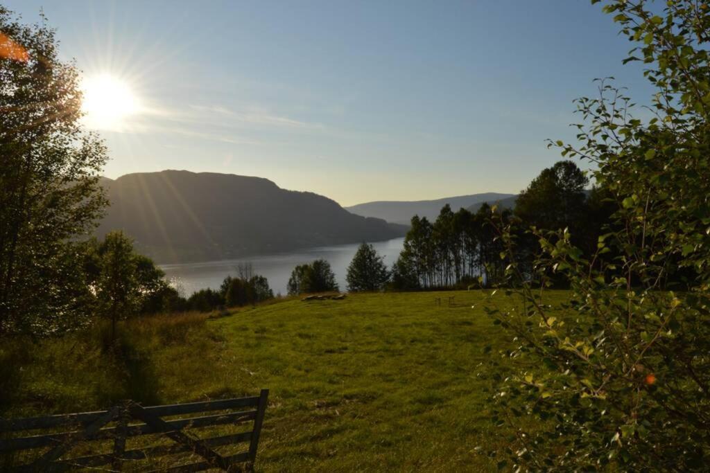 Stille Og Fredelig Ved Fjord Og Fjell Valsøybotn Exterior foto