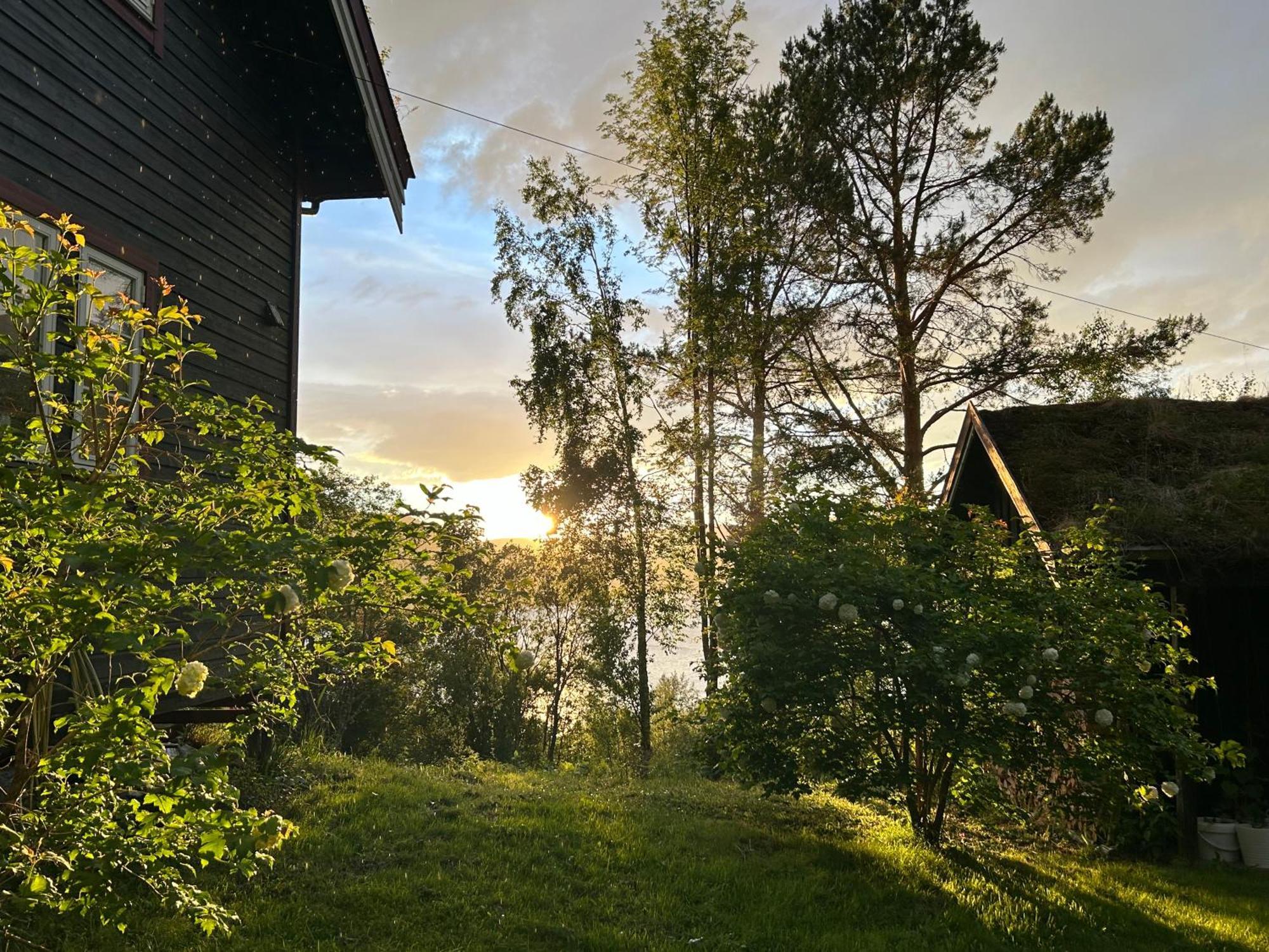 Stille Og Fredelig Ved Fjord Og Fjell Valsøybotn Exterior foto